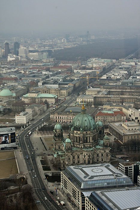 Im Vordergrund der Berliner Dom, am Ende der Straße das Brandenburger Tor