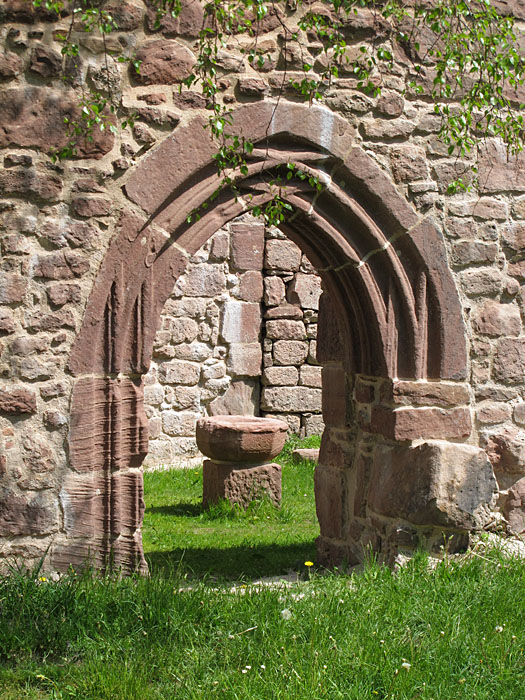 Blick durch ein altes Tor