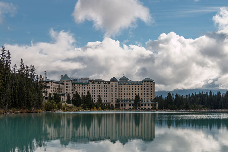 Start am berühmten Hotel "The Fairmont Chateau" am Lake Louise