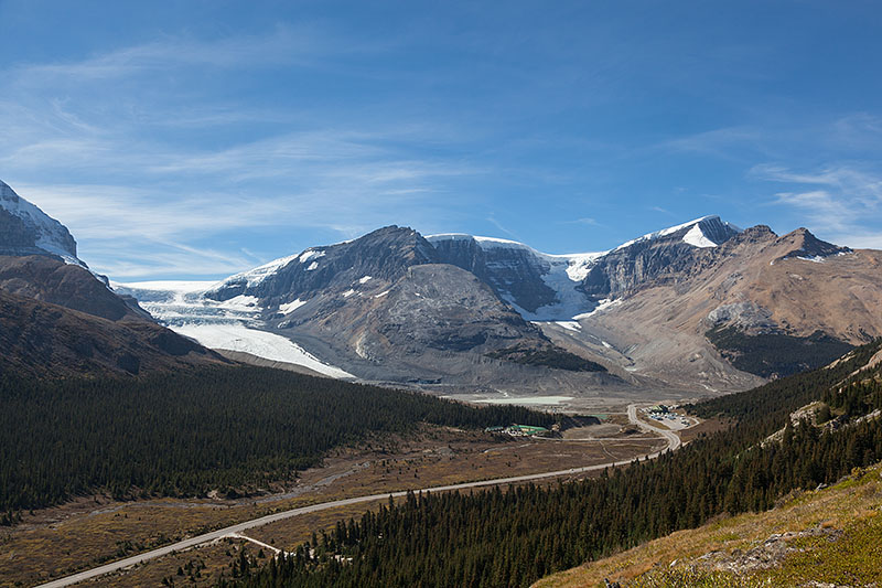 Links das Columbia Icefield, rechts ein anderer Gletscher