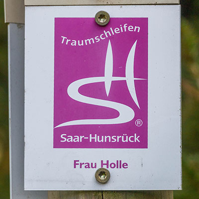 Kennzeichnung der Premiumwanderwegs "Traumschleife Frau Holle"