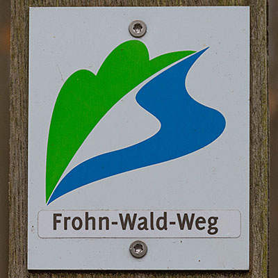 Kennzeichnung des Premiumwanderwegs "Frohn-Wald-Weg"