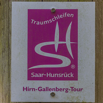 Kennzeichnung der Premiumwanderwegs "Hirn-Gallenberg-Tour"