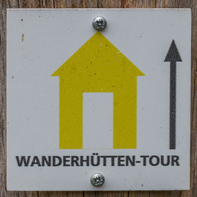 Kennzeichnung des Premiumwanderwegs "Hüttenwanderweg"