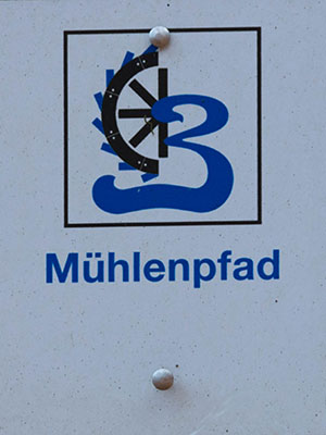 Kennzeichnung der Premiumwanderwegs "Mühlenpfad"