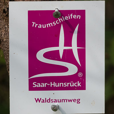 Kennzeichnung der Premiumwanderwegs "Waldsaumweg"