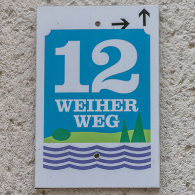 Kennzeichnung des Zwölf-Weiher-Wegs