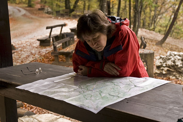 Vroni beim Planen der Wanderstrecke