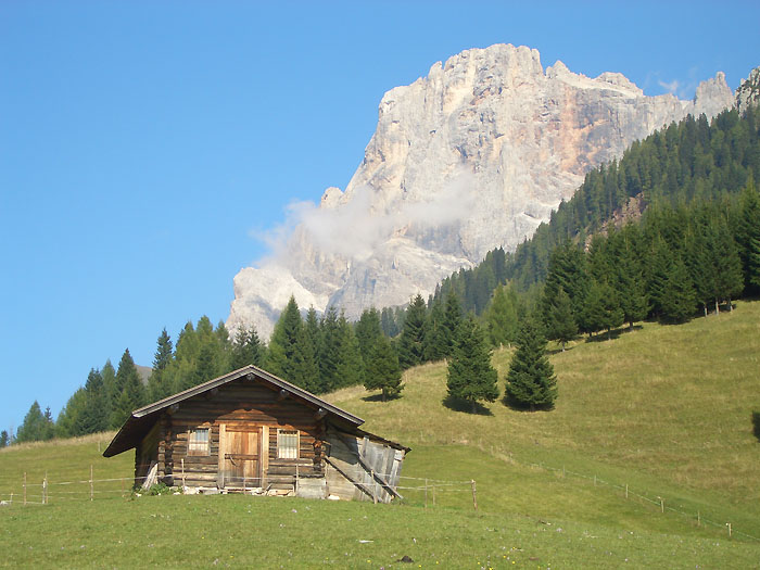 Schöne Hütte am Berg