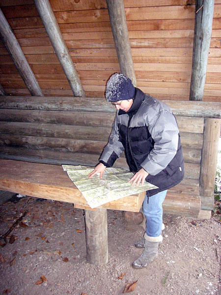 Kartenstudium an einer Schutzhütte