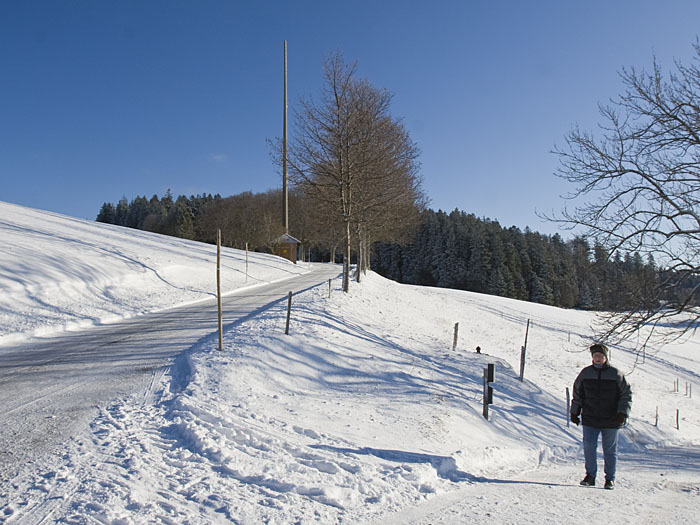 Ab und zu führt der Wanderweg ein Stück weit über eine Straße ...