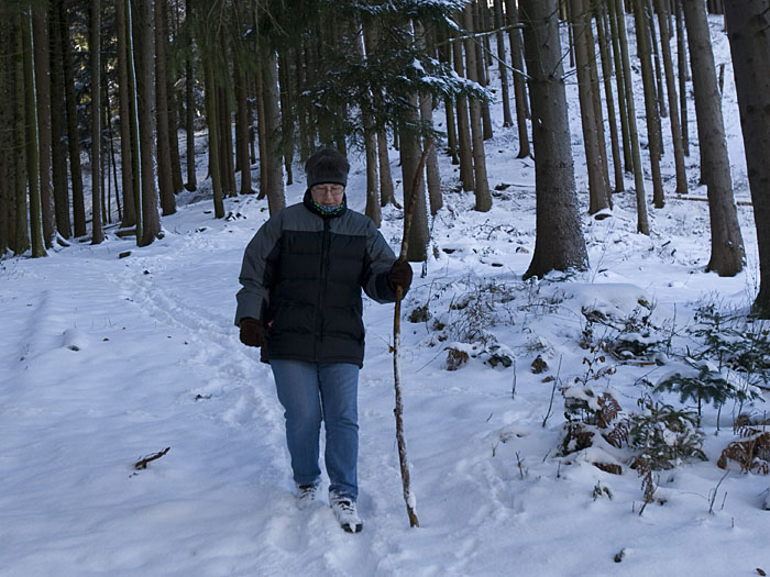 Bergab rutschen wir mit Hilfe eines Stockes 