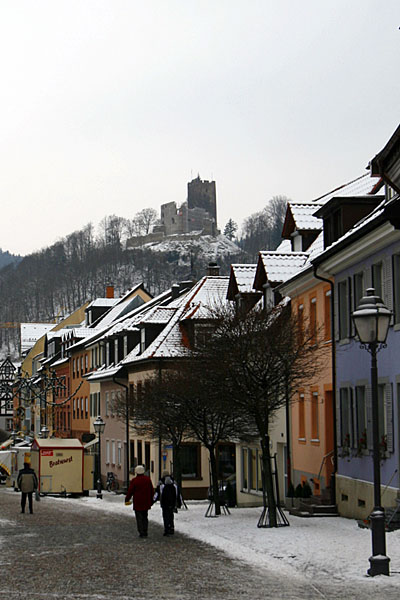 Die Fußgängerzone wird von der Ruine Kastelburg überragt