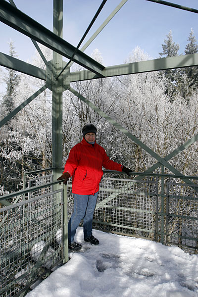Die Stufen auf den Rosskopf Aussichtsturm hinauf sind stark vereist
