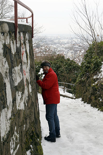 Der Abstieg nach Freiburg ist gefährlich glatt, so tasten wir uns an der Mauer entlang