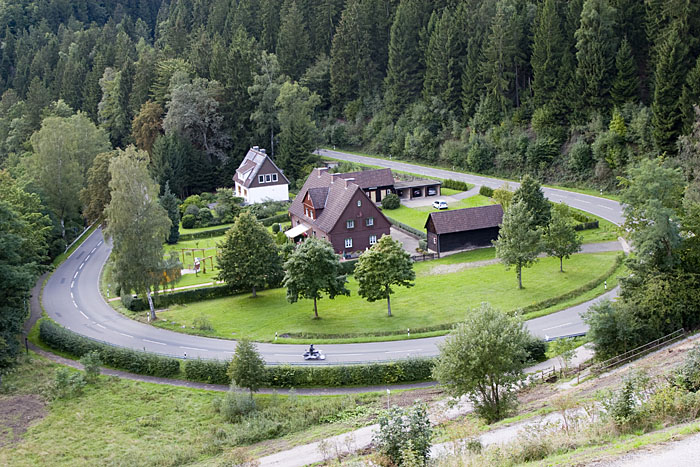 Auf der Talseite gibt es schöne Motorradstrecken