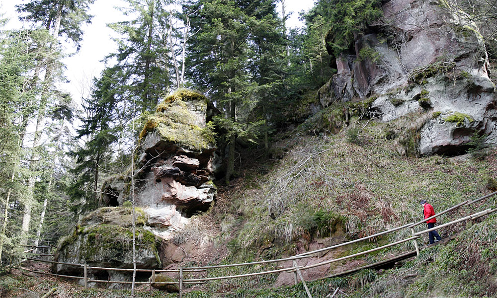 Schöner Weg durch Felsen und Wald