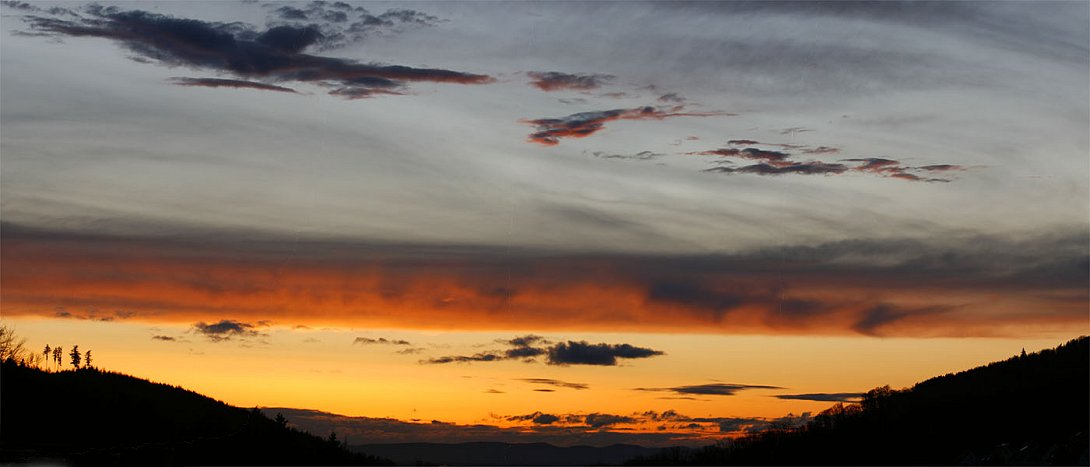 Wieder zuhause: Blick durch's Wohnzimmerfenster auf den Sonnenuntergang