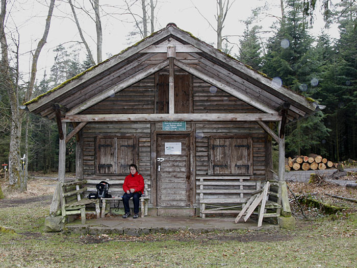 Die Hütte beim Pflanzengarten bietet uns Schutz vor einem Regenschauer