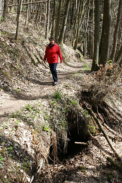 Höhle unter dem Wanderweg