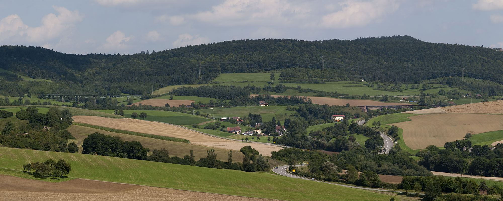 Tal mit zwei Eisenbahnbrücken