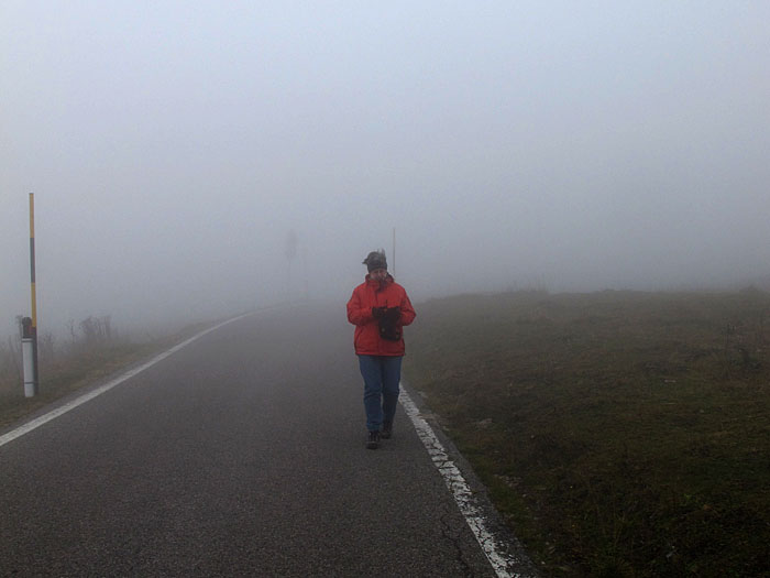 Start auf der Passhöhe des Tremalzo, saukalt und neblig