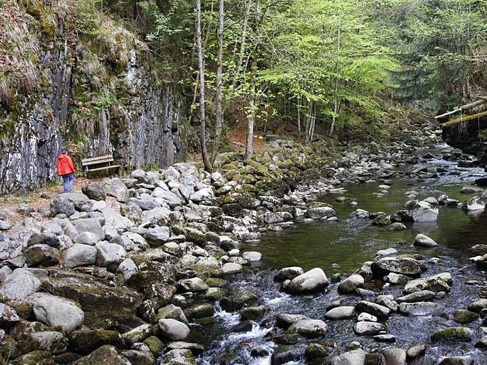 Am Flüsschen entlang gehen wir weiter