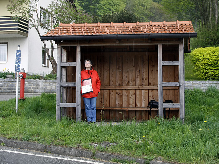 Den Regenschauer warten wir an einer Bushaltestelle ab