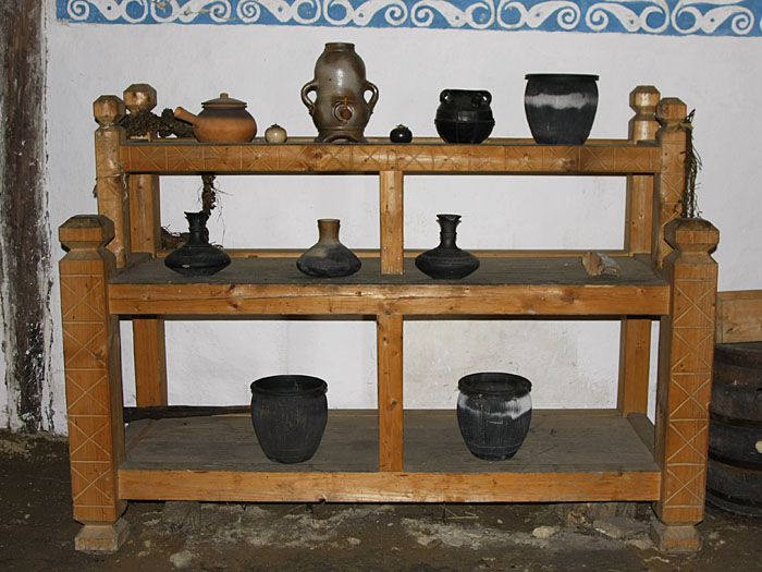 Gefäße in einer der Hütten