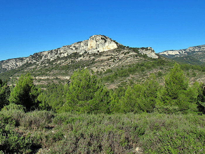 Weitere Bergrücken begleiten den Weg
