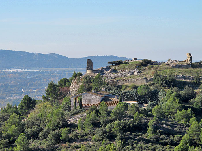 Alte Gemäuer auf dem Hügel nebenan