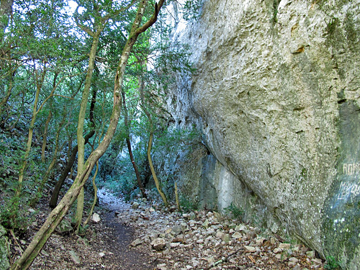 Die Felsen sind glitschig und feucht