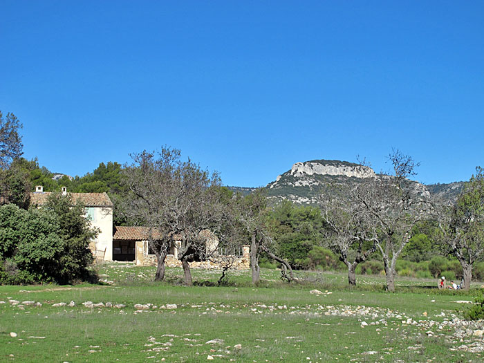 Nochmal die Ferme mit dem 376 m hohen Montagnas im Hintergrund