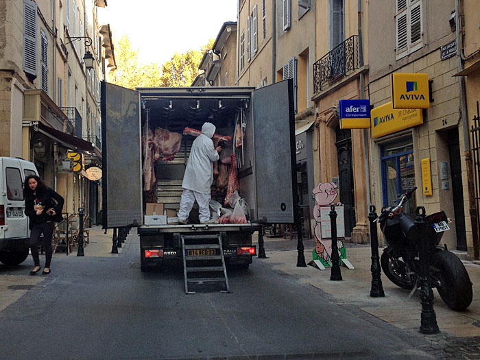 In den Gassen von Aix-en-Provence sind Park- sowie Be- und Entladeplätze Mangelware