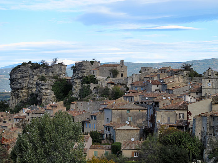 ... steht hoch über dem Tal