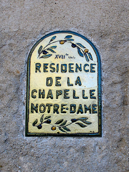 Eingelassene Platte in einer Hauswand