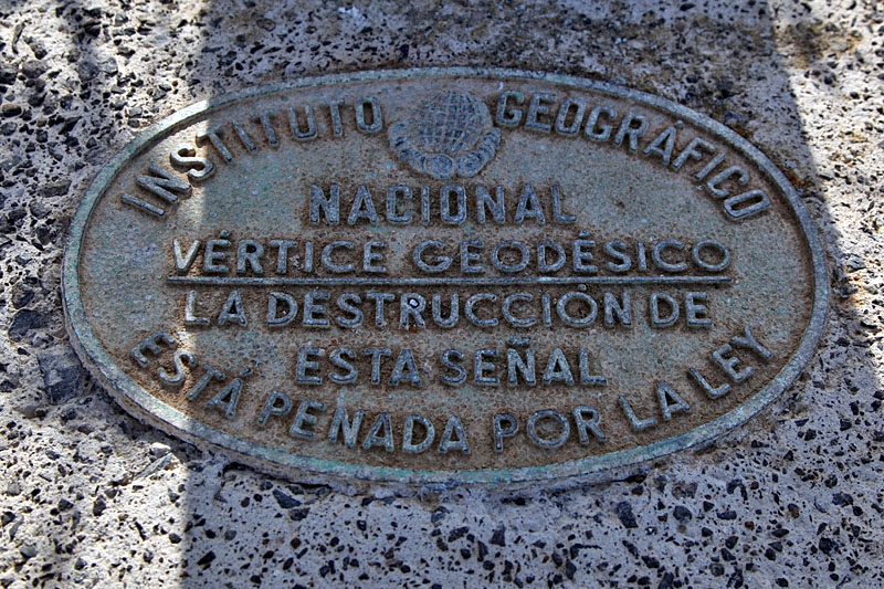 Plakette am höchsten Punkt des Kraterrandes