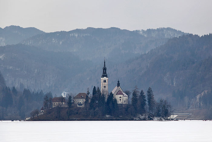 ... mit der Kirche Družba sv. Martina