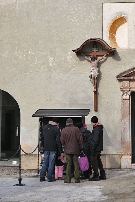 Besucher zünden Kerzen an