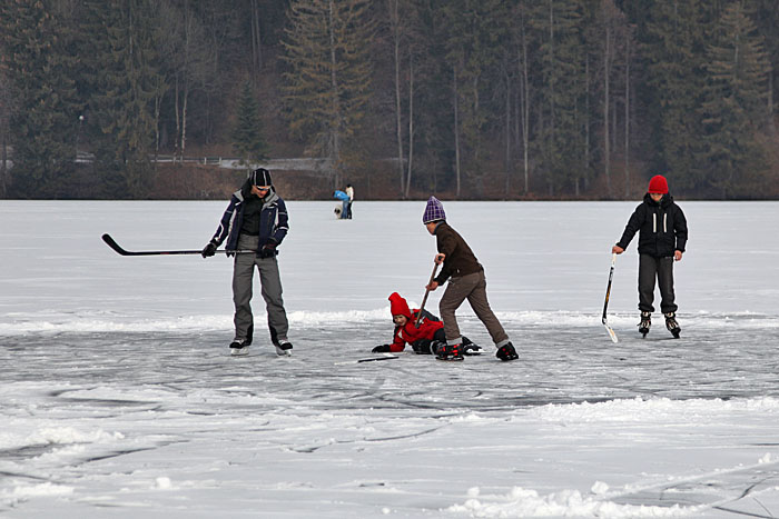 Kinder beim Eishockey Spielen