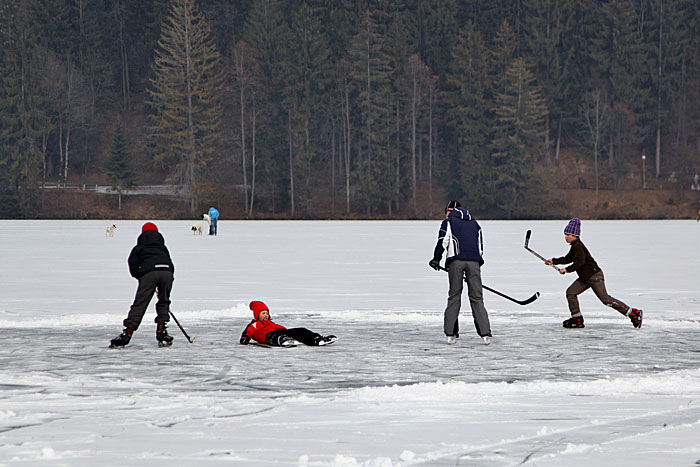 Kinder beim Eishockey Spielen