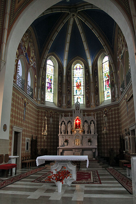 Der Altar der Kirche