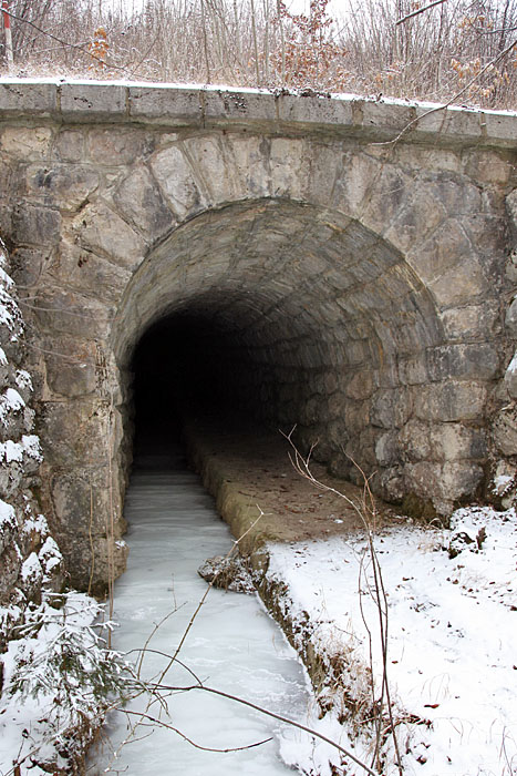 Gefrorener Bach im "Tunnel"? Da muss ich rein ;-)