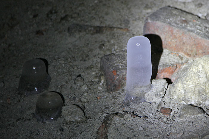 Links ohne, rechts mit Lufteinschluss