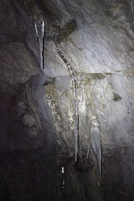 Eiszapfen hängen wie Stalaktiten von der Decke