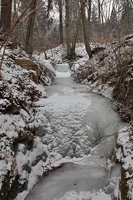 Der Eisbach vom Ausgang aus gesehen. Hier geht es nicht weiter ...