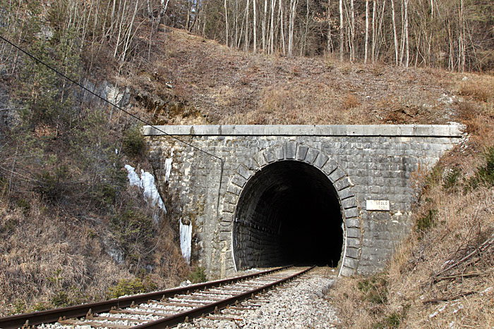 Hier geht es nicht mehr weiter. Der einzige Weg führt durch den Tunnel :-(