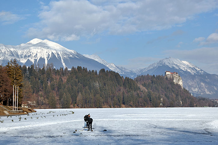 Am Rand sieht man das fortschreitende Auftauen des Eises
