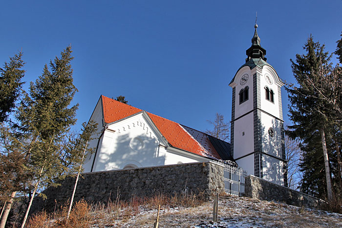 Kirche auf einem Bergrücken