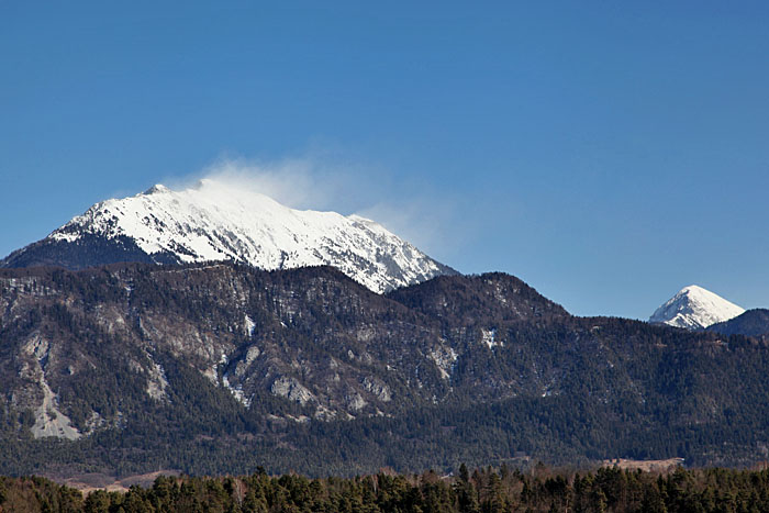 Kalter Wind pfeift über die Bergspitzen